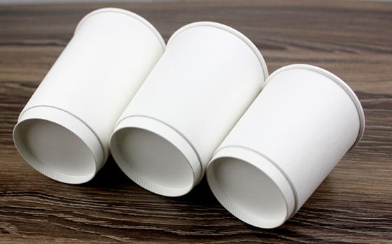 La aduana para llevar disponible hueco de las tazas de papel imprimió las tazas de café de papel